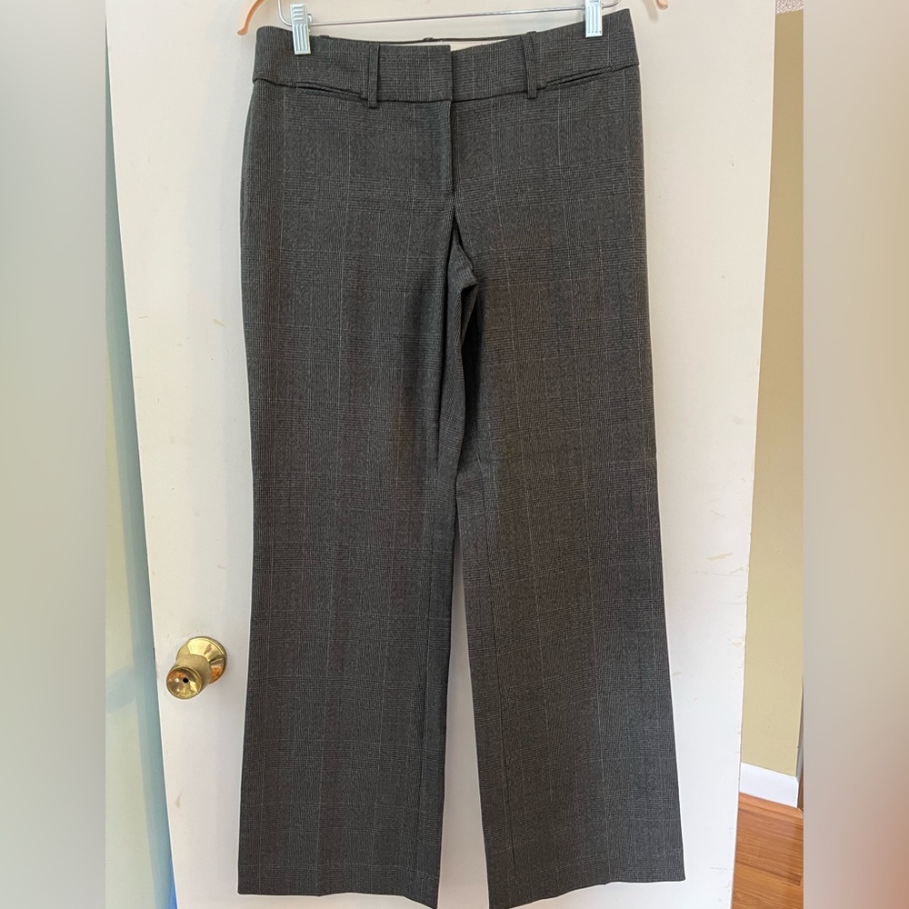 Trousers with a light checkered pattern and some stretch